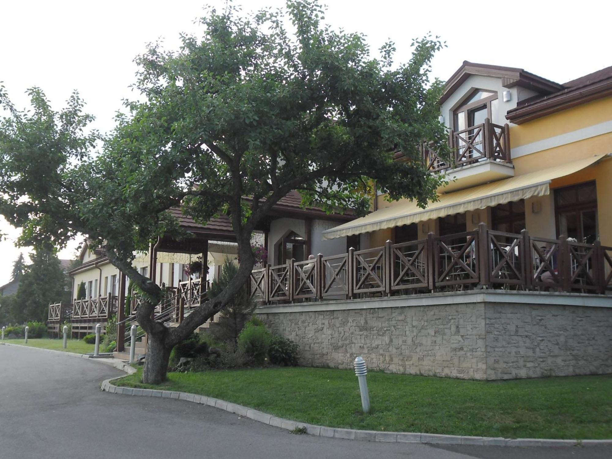 Red Deer Hotel Brezno Eksteriør billede